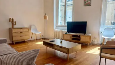 Télévision ou salle de divertissement dans l'établissement Le sillage de Balthus