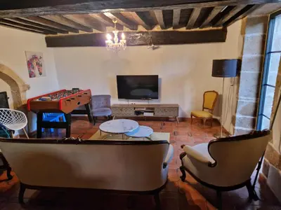 Télévision ou salle de divertissement dans l'établissement MAISON EN PIERRE type CHATEAU
