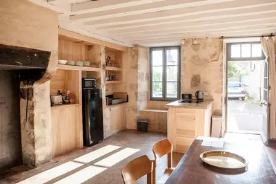 Cuisine ou kitchenette dans l'établissement Maison de la fontaine