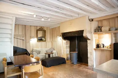 Coin salon dans l'établissement Maison de la fontaine