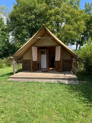 Jardin de l'établissement Trappeur du Camping la Saline d'Arc et Senans
