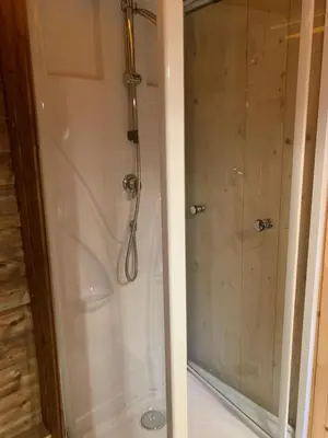 Salle de bains dans l'établissement Trappeur du Camping la Saline d'Arc et Senans