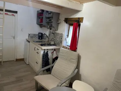 Cuisine ou kitchenette dans l'établissement Gîte Camping les Arbois