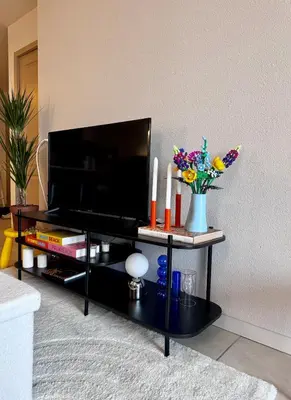 Télévision ou salle de divertissement dans l'établissement Au cœur des vignes - Piscine et Sauna