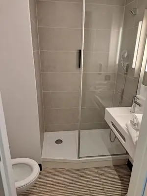 Salle de bains dans l'établissement B&B HOTEL Mâcon Sud 3 étoiles