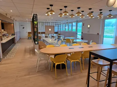 Restaurant ou autre lieu de restauration dans l'établissement B&B HOTEL Mâcon Sud 3 étoiles