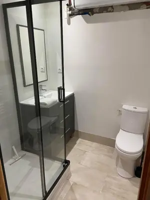 Salle de bains dans l'établissement Le Haut des Lariers Gîte
