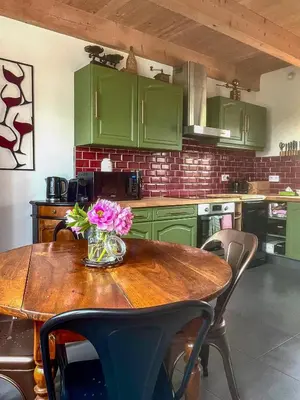 Cuisine ou kitchenette dans l'établissement Vignes et Sentiers - Charming Stone House for 4