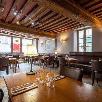 Coin salon dans l'établissement Hôtel du Centre - Le restaurant