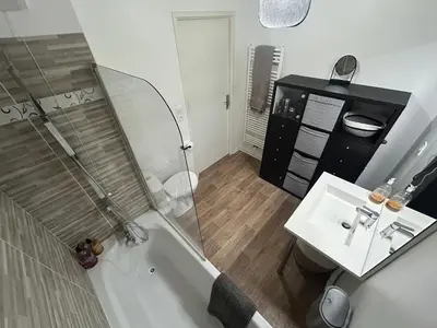 Salle de bains dans l'établissement Superbe nid douillet 42m avec balcon et parking