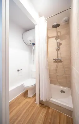 Salle de bains dans l'établissement La Citadine