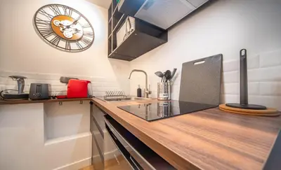 Cuisine ou kitchenette dans l'établissement La Citadine