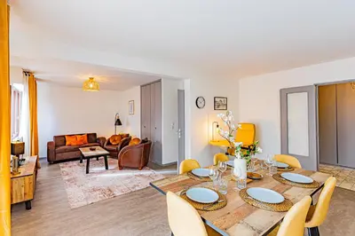 Coin salon dans l'établissement Le 28 C chouette - Spacieux - Box privé - Ascenseur - Centre