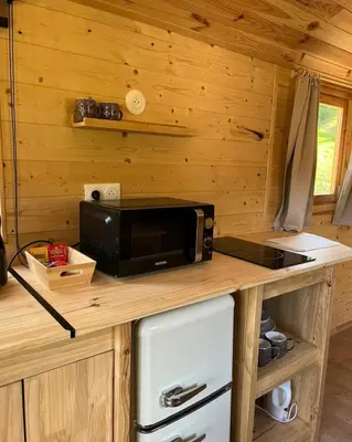 Cuisine ou kitchenette dans l'établissement Les Roulottes des Bois d'Ormes