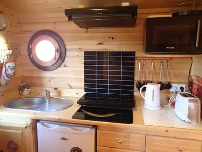 Cuisine ou kitchenette dans l'établissement Roulotte de charme