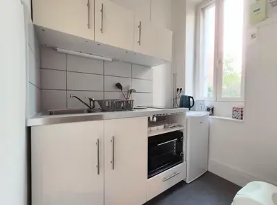 Cuisine ou kitchenette dans l'établissement Logement COSY proche centre-ville - WiFi