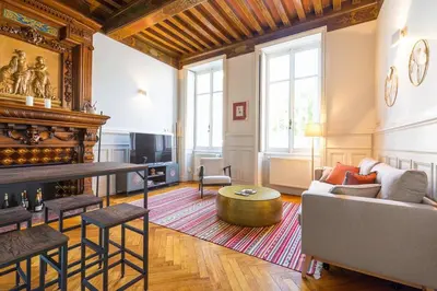 Télévision ou salle de divertissement dans l'établissement L'Atre des Ducs, au centre historique de la ville