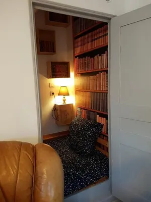 Bibliothèque dans la maison de vacances