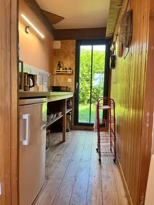Cuisine ou kitchenette dans l'établissement l'oreille du pelerin - colibri