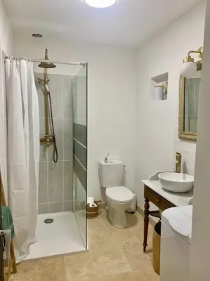 Salle de bains dans l'établissement La Maison des Pérolles