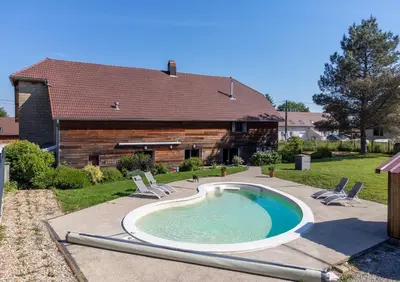 Piscine de l'établissement Domaine Chez Feldus ou située à proximité
