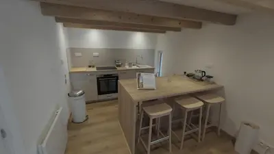 Cuisine ou kitchenette dans l'établissement L'Abeille Du Moulin