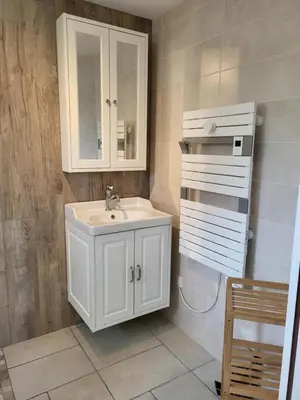 Salle de bains dans l'établissement L'Impasse du Jura