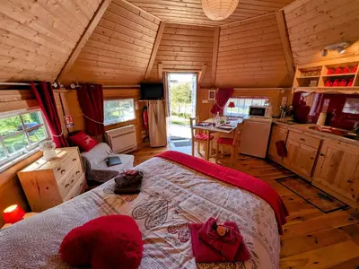 Un ou plusieurs lits dans un hébergement de l'établissement Kota rouge climatisé, séjour nature pour deux près de la Saône - FR-1-583-394