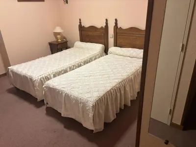 Un ou plusieurs lits dans un hébergement de l'établissement hotel Loriot