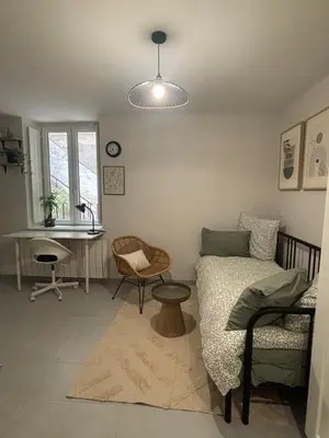 Coin salon dans l'établissement Échappée Dijonnaise - studio cosy au cœur du centre ville