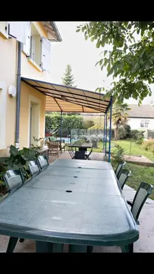 Terrasse ou espace extérieur de l'établissement Maison familiale- 12 couchages - 6 chambres, piscine, très grand jardin