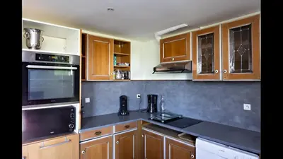 Cuisine ou kitchenette dans l'établissement Maison familiale- 12 couchages - 6 chambres, piscine, très grand jardin