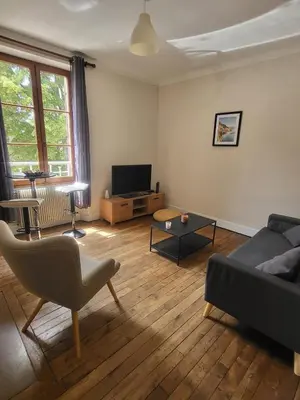 Télévision ou salle de divertissement dans l'établissement Cozy Zen de Paray 2 bedroom