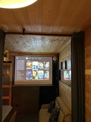 Télévision ou salle de divertissement dans l'établissement La Cabane SPA
