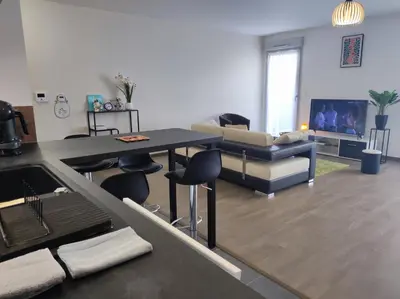 Télévision ou salle de divertissement dans l'établissement L'AuthentiCité, jardin et parking au centre-ville