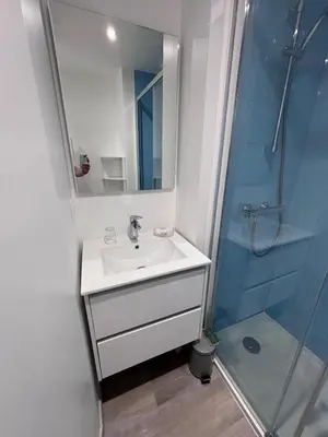 Salle de bains dans l'établissement Studio rénové - Centre Ville de semur