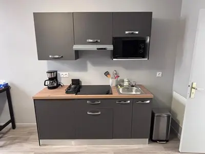 Cuisine ou kitchenette dans l'établissement Studio rénové - Centre Ville de semur