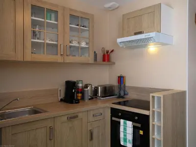 Cuisine ou kitchenette dans l'établissement Charmant gîte rénové dans parc avec terrasse - FR-1-583-428