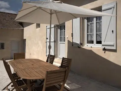 Balcon ou terrasse dans l'établissement Charmant gîte rénové dans parc avec terrasse - FR-1-583-428