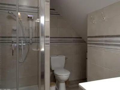 Salle de bains dans l'établissement Charmant gîte rénové dans parc avec terrasse - FR-1-583-428