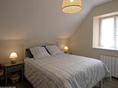 Un ou plusieurs lits dans un hébergement de l'établissement Charmant gîte rénové avec terrasse et parking privé dans un parc, accepte petit animal - FR-1-583-433