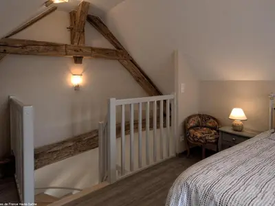 Un ou plusieurs lits dans un hébergement de l'établissement Charmant gîte rénové avec terrasse et parking privé dans un parc, accepte petit animal - FR-1-583-433