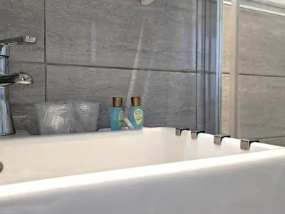 Salle de bains dans l'établissement Chalet confortable à Pesmes avec terrasse privative - FR-1-583-477