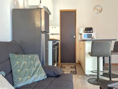 Cuisine ou kitchenette dans l'établissement Chalet confortable à Pesmes avec terrasse privative - FR-1-583-477