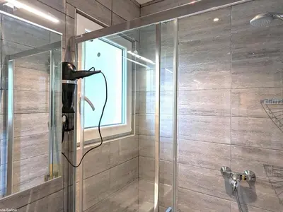Salle de bains dans l'établissement Chalet confortable à Pesmes avec terrasse privative - FR-1-583-477
