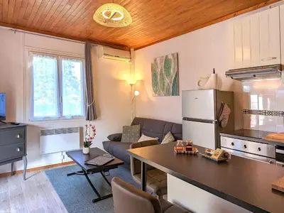 Cuisine ou kitchenette dans l'établissement Chalet confortable à Pesmes avec terrasse privative - FR-1-583-477