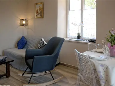 Coin salon dans l'établissement Charmant gîte rénové avec terrasse et parking au cœur de Montagney - FR-1-583-482