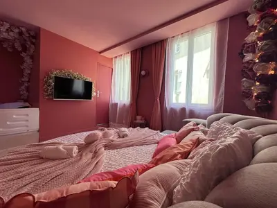 Télévision ou salle de divertissement dans l'établissement LE LOVE-ROOM, Jacuzzi, Hyper-centre