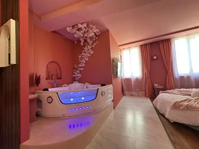 Un ou plusieurs lits dans un hébergement de l'établissement LE LOVE-ROOM, Jacuzzi, Hyper-centre