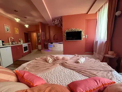 Un ou plusieurs lits dans un hébergement de l'établissement LE LOVE-ROOM, Jacuzzi, Hyper-centre